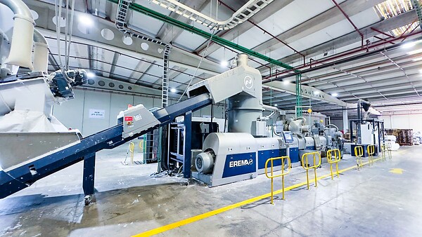 The innovative INTAREMA® TVEplus® DuaFil® Compact significantly reduces the length of the extruder and thereby gets more out of it for quality-orientated recycling companies: Finest, double-filtered and optimally degassed regranulate quality - produced with high throughput and extremely low energy consumption. 